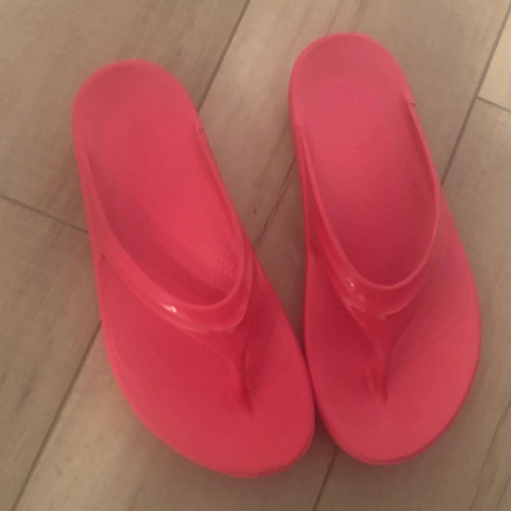 OOFOS Women's Sandals in Bright Pink